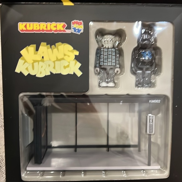 KAWS BUSTOP KUBRICK MEDICOM TOY - Picture 3 of 6